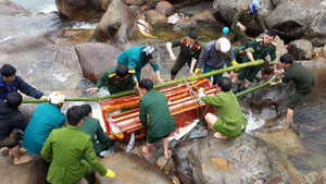 2 phút đối diện tử thần của người thoát chết trên cầu treo