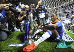 Chủ tịch Chelsea vẫn 'say tình' với Drogba