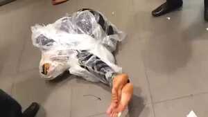 Phẫn nộ clip bọc bạn gái trong nilon rồi lăn, đá