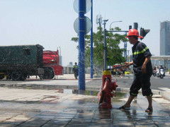 Tàn thuốc lá gây cháy lớn gần cửa hầm vượt sông Sài Gòn