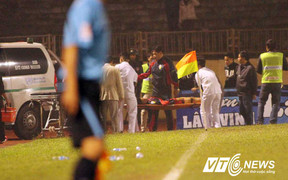 Đồng đội Công Vinh ‘tiễn’ đối thủ vào viện