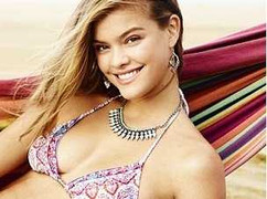 ‘Tiểu thiên thần’ nội y khoe dáng nóng bỏng trên biển