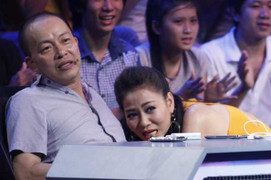 Thu Minh sợ hết hồn lom khom chạy trốn khi làm giám khảo