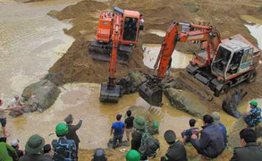 Căng thẳng trục vớt gỗ huê giá 10 tỷ đồng