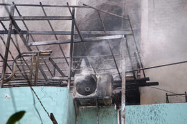 Thợ hàn xì bất cẩn gây cháy, khu dân cư náo loạn