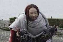 Huyền Trang chất đống khăn áo lên người