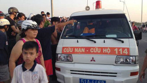 Bàng hoàng nhìn nam thanh niên nhảy cầu tự tử