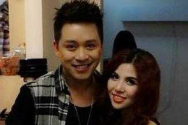 Mặc tin đồn sắp lấy vợ, Tuấn Hưng vẫn cặp kè gái lạ