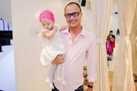 Chồng đại gia tất bật bế con cho Vũ Thu Phương tiếp khách