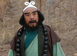 'Sa Tăng' Lưu Đại Cương vẹo cổ vì đeo chuỗi hạt 5kg