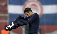 Van Persie bị huyền thoại Man Utd gọi là thằng ngốc