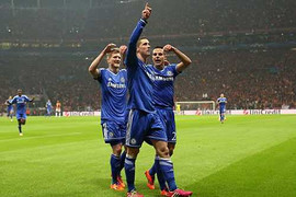 Torres thành người hùng cứu Chelsea khỏi địa ngục trần gian