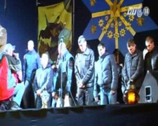 Clip: Cảnh sát Ukraine quỳ gối xin lỗi dân