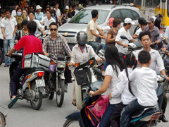 Đua nhau tự nhận 'vô văn hóa giao thông'