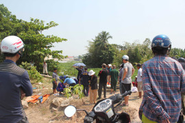 Xác nam giới nổi sông, có vết chém sâu trên cổ