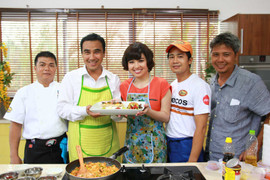 Quyền Linh mặc tạp dề dạy Lê Khánh nấu ăn