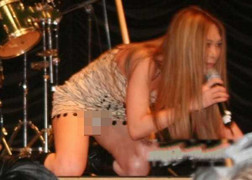 Đỏ mặt nhìn Hoàng Thùy Linh, Mỹ Tâm uốn éo trên sân khấu