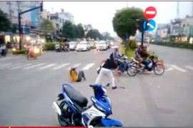 Cô gái bị đánh dã man giữa đường