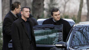 Yanukovych được hộ tống đến Nga bằng máy bay chiến đấu