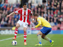 Sau Man Utd, Arsenal nếm mùi 'hung thần' Stoke