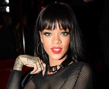 Rihanna gây sốc với váy lưới không nội y