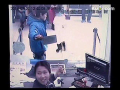 Ngông nghênh cầm dao vào ngân hàng, bị bảo vệ hạ gục