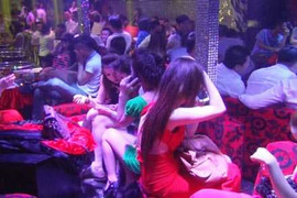 Nghệ An: Đột kích quán karaoke lúc rạng sáng, bắt 'ổ lắc' lớn