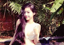 Elly Trần lại khoe vòng một quá cỡ