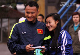 Fan nữ kéo nhau lên tuyển 'săn' Công Vinh