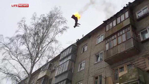 Clip: Nhảy từ tầng 5 xuống với cơ thể bốc cháy