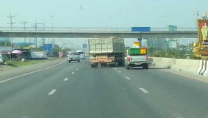 Clip: 2 xe tải chèn ép nhau lao xuống vệ đường như phim