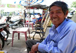 Ăn chay trường, chạy xe ôm lấy tiền làm từ thiện