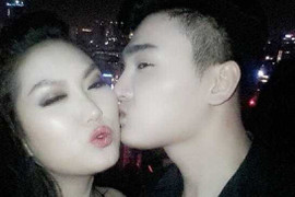 Phi Thanh Vân khoá môi phi công trẻ đắm đuối