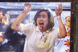 Bảo Trâm 'khóc thét' khi bị cho vào chuồng heo