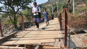 'Đứng tim' đi trên những cây cầu chờ sập ở Lai Châu