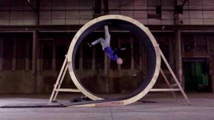 Cận cảnh chàng trai làm chuyện 'không tin nổi'