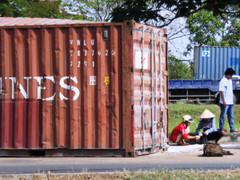 Container gạo lật giữa đường, dân giúp tài xế bảo vệ hiện trường