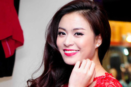 Hoàng Thuỳ Linh váy đỏ rực khoe thân hình gợi cảm hút mắt