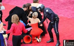 Jennifer Lawrence lại vồ ếch trên thảm đỏ Oscar 2014