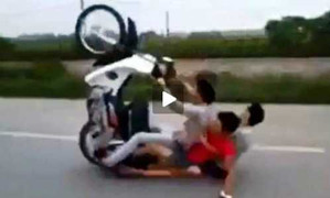 Clip: Quái xế ngã đập mặt xuống đường sau khi bốc đầu