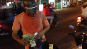 Xấp tiền 500.000 rơi giữa đường, không ai hôi của