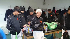 U19 Việt Nam đi xem giò sao tuyển Anh