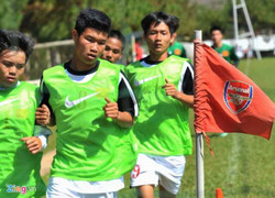 U19 Việt Nam đạp cỏ sân tập Arsenal