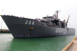 Chiến hạm đổ bộ Hải quân Singapore đến Đà Nẵng