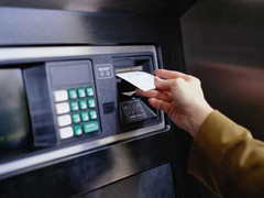 Rút tiền từ ATM, nguy cơ gặp họa