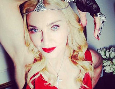 Madonna đeo 1.000 carat kim cương dự tiệc hậu Oscar 2014