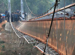 Sập cầu treo: Dân bản không muốn tái sử dụng cầu