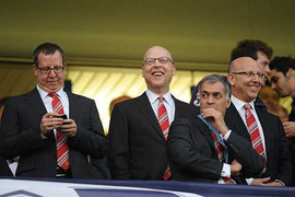 Nóng 24h: Fan cuồng 'xui' Man Utd lật nhà Glazers keo kiệt