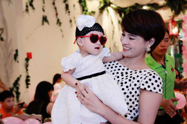 Vũ Thu Phương hạnh phúc trong ngày thôi nôi con gái