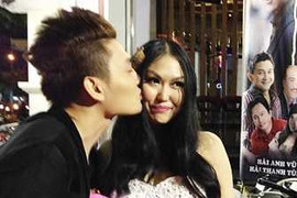Phi Thanh Vân thản nhiên hôn phi công trẻ giữa phố